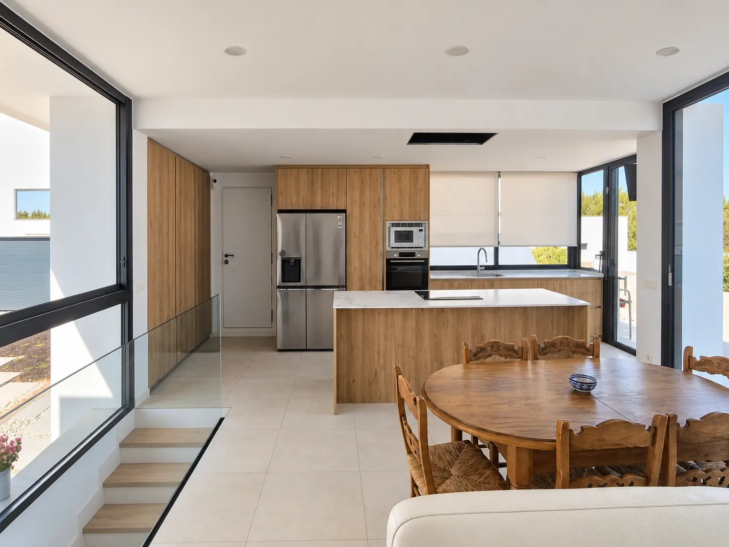 Cocina abierta de madera con isla central
